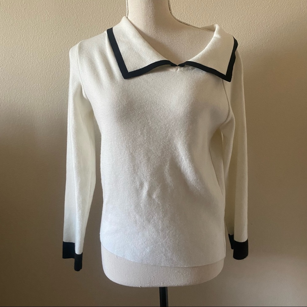 Asymmetrical back and white sweater
